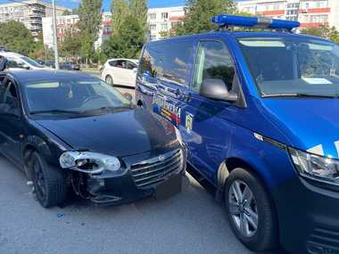 Poliţiştii din Galaţi au reţinut un bărbat băut şi fără permis de conducere care s-a urcat la volan / Când jandarmii l-au depistat şi au vrut să-l oprească, a lovit autospeciala Jandarmeriei - VIDEO
