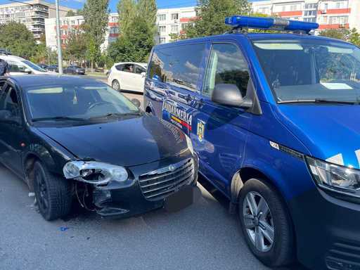 Poliţiştii din Galaţi au reţinut un bărbat băut şi fără permis de conducere care s-a urcat la volan / Când jandarmii l-au depistat şi au vrut să-l oprească, a lovit autospeciala Jandarmeriei - VIDEO
