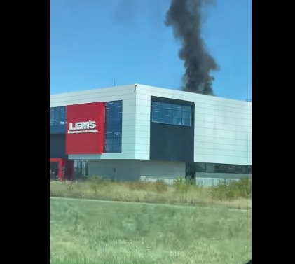 Incendiu la un magazin de mobilă, în apropiere de Ploieşti. Focul a fost stins în scurt timp de către pompieri - FOTO, VIDEO

