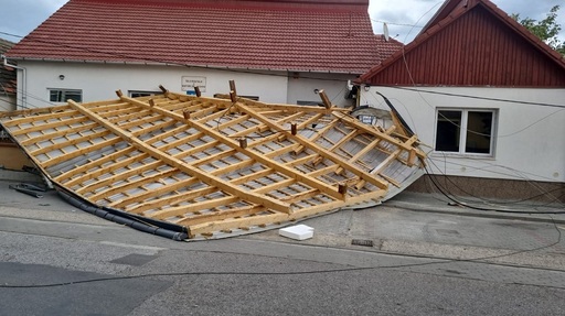 Alba: Acoperişuri smulse de vântul puternic în Alba Iulia şi Sebeş. Judeţul se află sub avertizare Cod portocaliu de vijelii - FOTO
