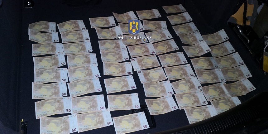 Peste 150 de bancnote de 50 de euro false, găsite în urma unor percheziţii făcute de poliţiştii din Mureş. Un suspect a fost plasat sub control judiciar / Mesajul Poliţiei pentru cetăţeni - FOTO
