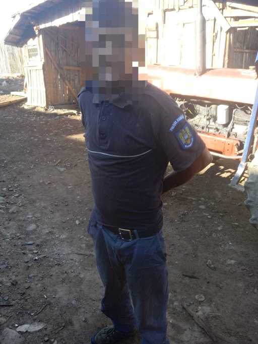 Fals poliţist, fotografiat în timp ce încerca să dirijeze circulaţia pe un drum judeţean din Maramureş. Bărbatul este cercetat pentru uzurparea de calităţi oficiale
