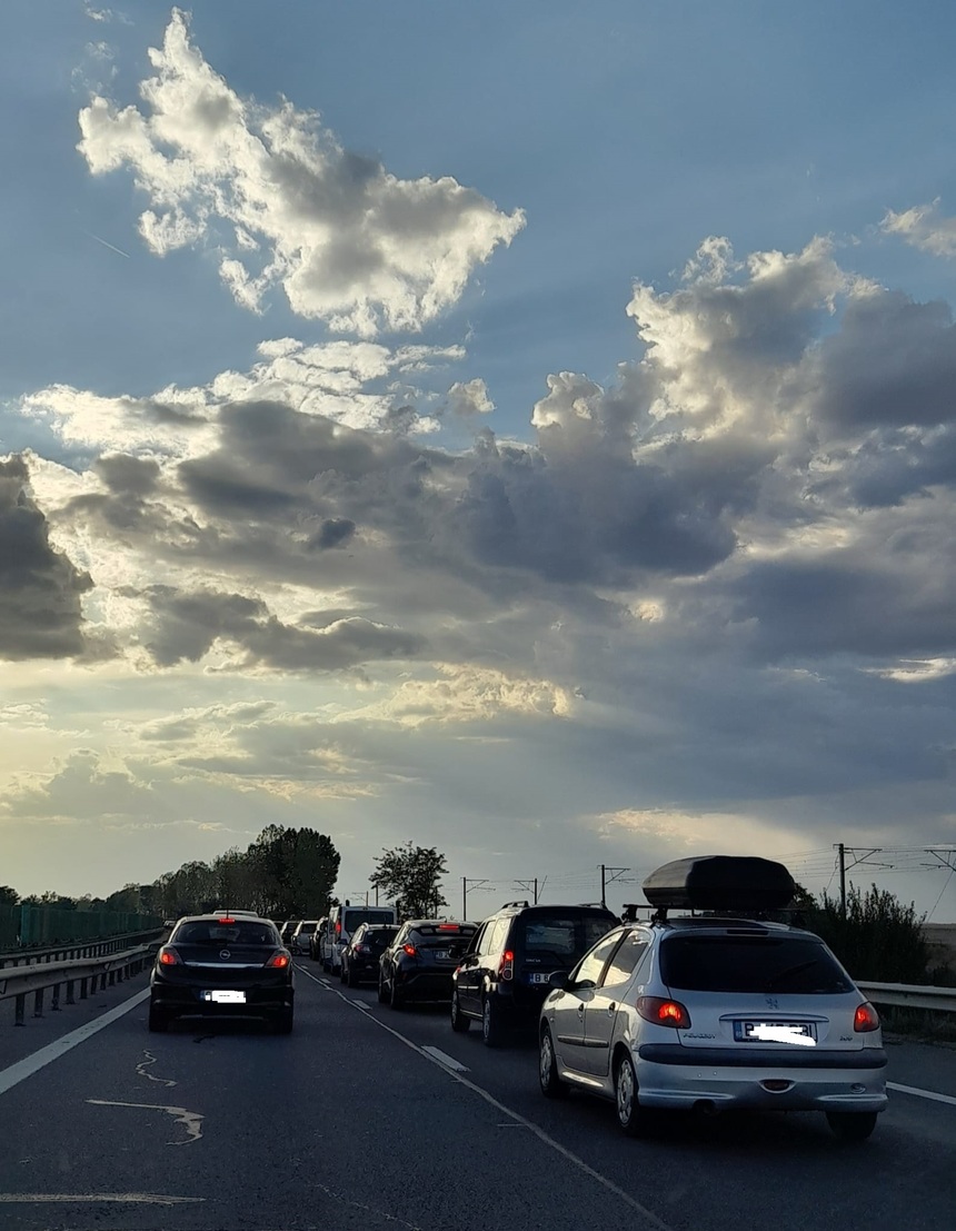 Accident pe autostrada A2 Bucureşti-Constanţa, în zona localităţii Nicolae Bălcescu / Coliziune între trei autovehicule, soldată cu rănirea unui minor / Elicopterul SMURD preia victima, traficul rutier oprit pe prima bandă - FOTO