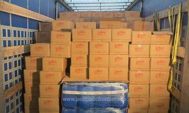 Douăzeci de tone de substanţe inflamabile care erau transportate cu încălcarea prevederilor legale, găsite într-un camion al cărui şofer încerca să intre în ţară pe la Giurgiu - VIDEO