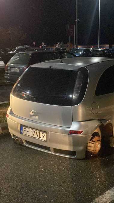 Ploieşti: Trei bărbaţi au furat trei roţi ale unei maşini din parcarea celui mai mare mall din Ploieşti/ A patra roată nu a putut fi demontată din cauza unei borduri/ Doi dintre suspecţi au fost reţinuţi