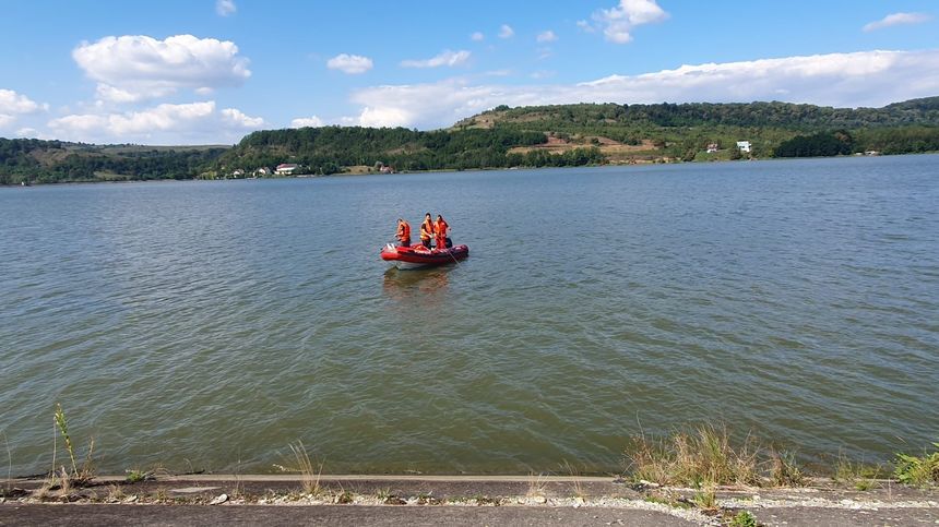UPDATE - Sibiu: Un bărbat care pescuia în Olt a căzut în apă / Trupul a fost găsit de scafandri