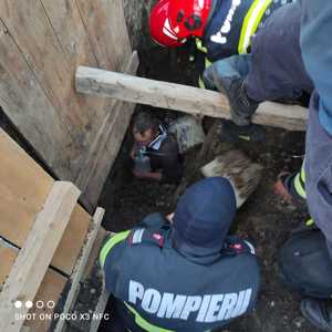Vaslui: Muncitor prins sub un mal de pământ, salvat de pompieri / A fost transportat la spital conştient 