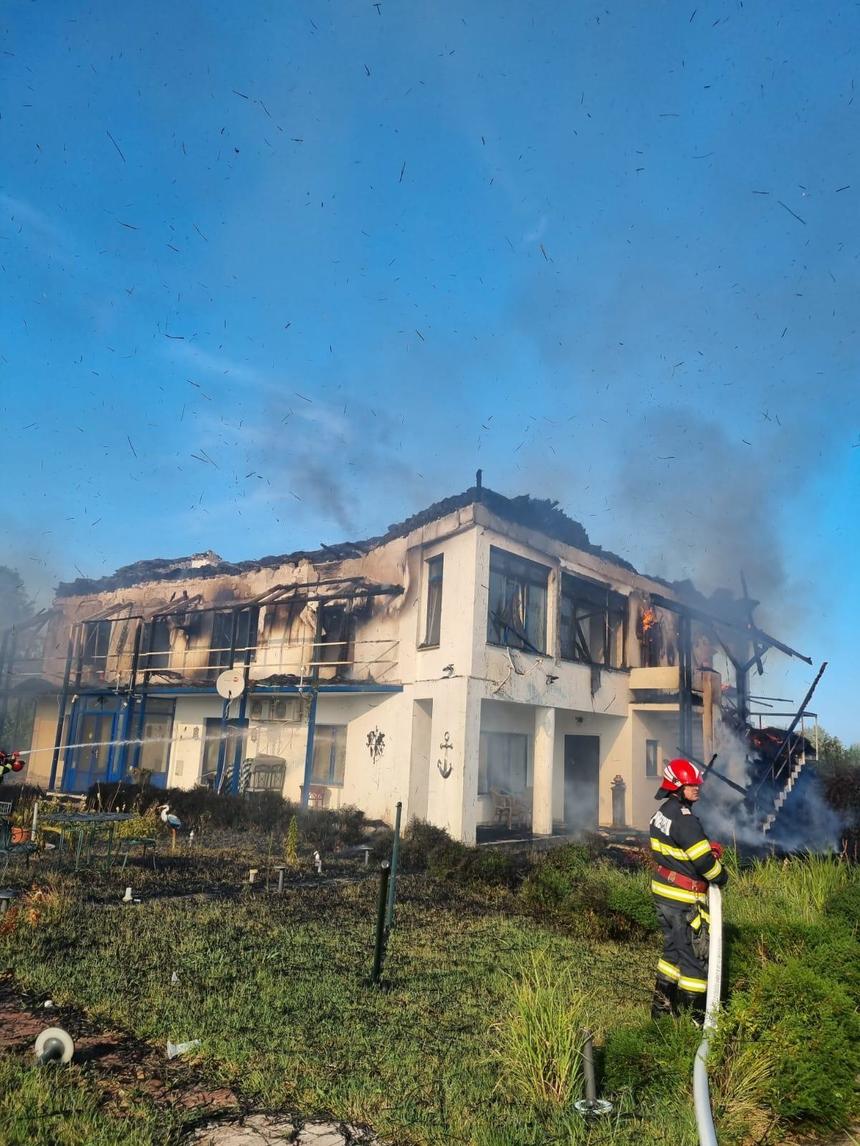 Tulcea: Casă de vacanţă distrusă într-un incendiu / Intervenţia pompierilor a durat patru ore / Focul ar fi fost pus intenţionat 