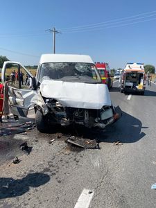 UPDATE - Arad: Cinci persoane rănite în urma unui accident în care au fost implicate un autoturism şi o autoutilitară/ Victimele, transportate la spital/ Traficul pe DN 7, blocat - FOTO