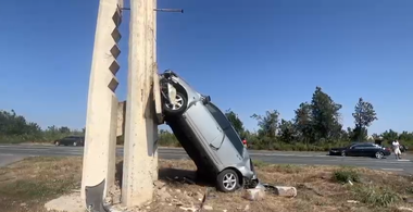 Constanţa: Două persoane au fost rănite într-un accident rutier/Una dintre maşinile implicate s-a urcat pe un semn de intrare într-o localitate - FOTO, VIDEO