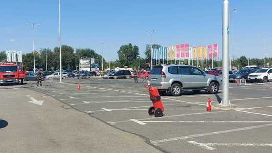 Scurgeri de gaz din butelia GPL a unui autoturism, în parcarea Promenada Mall din Brăila/ Pompierii au stabilit un perimetru de siguranţă - FOTO, VIDEO