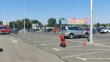 Scurgeri de gaz din butelia GPL a unui autoturism, în parcarea Promenada Mall din Brăila/ Pompierii au stabilit un perimetru de siguranţă - FOTO, VIDEO