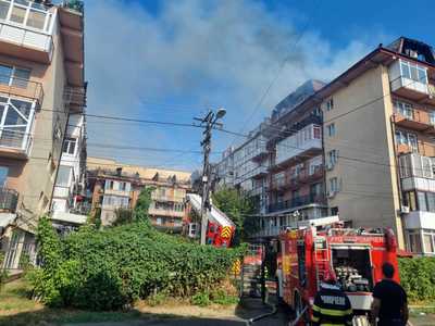 Şeful ISU Dolj afirmă că intervenţia la incendiul care a cuprins trei blocuri din Craiova a fost deosebit de dificilă/ Au fost afectate 26 de locuinţe de la mansarda clădirii