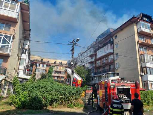 Şeful ISU Dolj afirmă că intervenţia la incendiul care a cuprins trei blocuri din Craiova a fost deosebit de dificilă/ Au fost afectate 26 de locuinţe de la mansarda clădirii