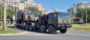 Circulaţia tramvaielor într-un cartier din Arad, suspendată, după ce un transport agabaritic militar a rupt reţeaua electrică şi a pus la pământ unul dintre stâlpii de susţinere