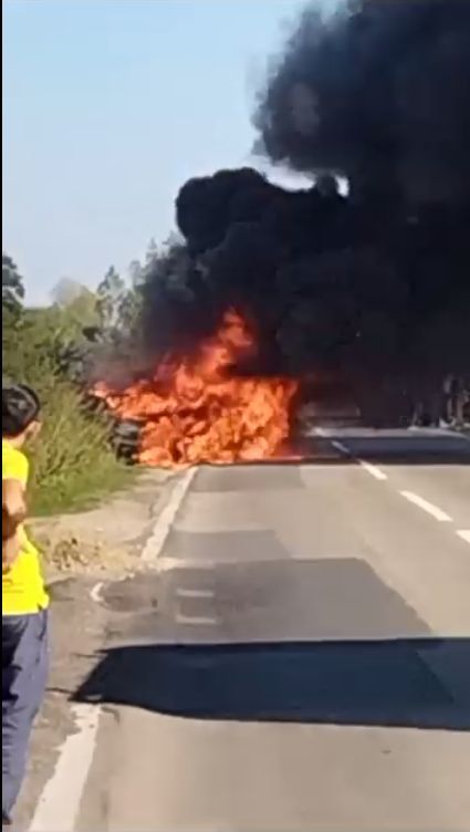 O maşină în care se afla o femeie şi doi copii, cuprinsă de flăcări pe drumul judeţean dintre Timişoara şi Lugoj 