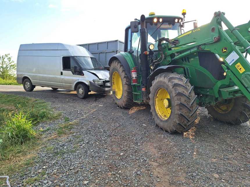 Ialomiţa: 16 persoane, implicate într-un accident produs pe DN 2C, unde o autoutilitară şi un tractor s-au ciocnit/ Patru persoane, între care doi adolescenţi, transportate la spital - FOTO