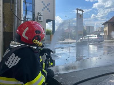 Localnici evacuaţi de pe o stradă din Piteşti, după ce un autoturism a rupt o conductă de gaze