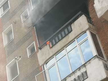 Incendiu la un bloc din Hunedoara / 11 persoane s-au autoevacuat, iar alte 4 au fost evacuate de pompieri / Două victime intoxicate cu fum, transportate la spital - VIDEO