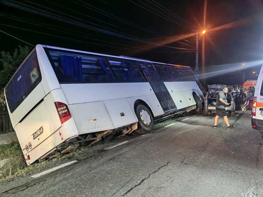 Autocar cu 30 de pasageri, implicat în accident rutier în judeţul Iaşi / Şoferul şi cinci pasageri primesc îngrijiri medicale

