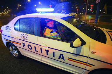 UPDATE - Bărbatul care ameninţa că se aruncă de la etajul opt al unui bloc din Capitală, după ce şi-a înjunghiat concubina şi a rănit-o pe prietena acesteia, imobilizat / Nimeni nu a fost rănit - VIDEO