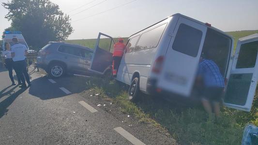 UPDATE - Arad: Şase persoane rănite, între care şi un copil, în urma unui accident în care au fost implicate un microbuz şi un autoturism/ Patru victime, transportate la spital