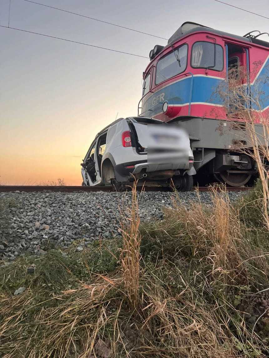 Buzău: Trei morţi şi un rănit după ce un autoturism a fost lovit de un tren marfar