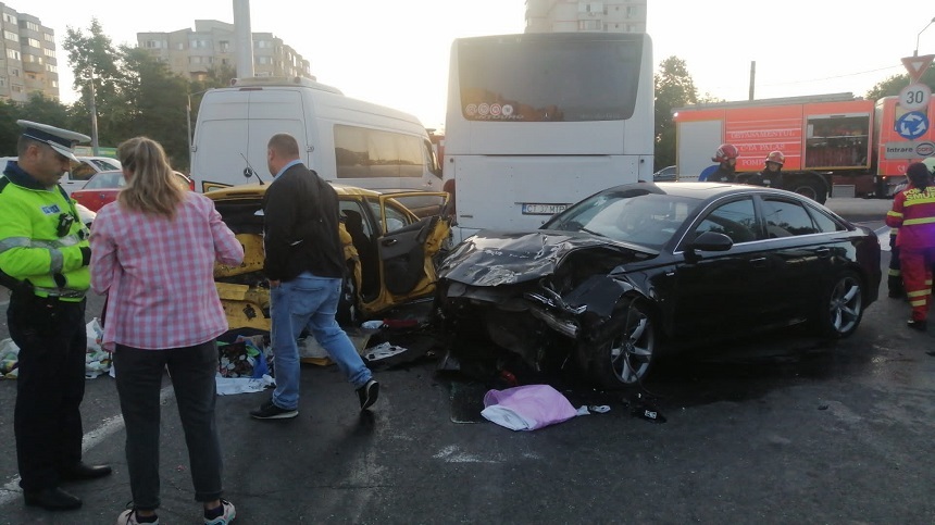 UPDATE - Constanţa: Două femei şi un bebeluş au ajuns la spital după ce au fost răniţi într-un accident rutier produs într-un sens giratoriu/ Patru autovehicule au fost implicate în evenimentul rutier / Alte patru persoane au fost duse la spital - FOTO
