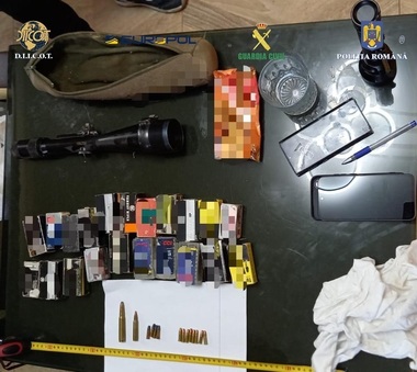 Bistriţa-Năsăud - 30 de percheziţii la un grup ai cărui membri au sustras sau procurat ilegal arme de foc din Spania sau din alte ţări UE, le-au le-au plasat în circuitul ilegal în România, inclusiv pentru braconaj /De asemenea, vindeau şi droguri