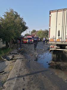 Mureş: Accidentul cu 13 victime, provocat de şoferul camionului, care a lovit microbuzul de pe sensul opus / Traficul în zonă, deviat în continuare

