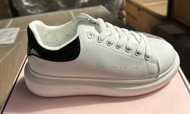Încălţăminte sport contrafăcută, Alexander McQueen, în valoare de peste 6,5 milioane de lei, depistată în Portul Constanţa Sud