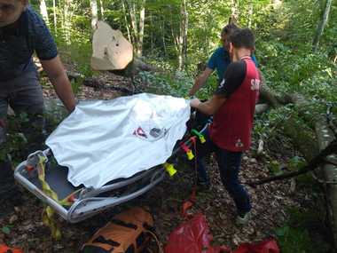 UPDATE - Maramureş: Intervenţie dificilă a Salvamont, pentru preluarea unui bărbat rănit într-o zonă izolată. Primele date arată că acesta muncea la o exploataţie de material lemnos/ Poliţia face cercetări în cazul accidentului de muncă
