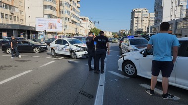 Iaşi: Doi poliţişti, răniţi după ce maşina cu care se deplasau la o intervenţie a fost lovită de un autoturism al cărui şofer nu a acordat prioritate
