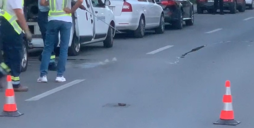 Stradă din Târgu Jiu, închisă după ce în asfalt a apărut o ridicătură. Autorităţile transmit că măsura va fi valabilă până când va exista certitudinea că nu este niciun pericol - FOTO, VIDEO
