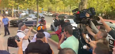 Poliţia face cercetări, după apariţia imaginilor în care tatăl lui Vlad Pascu pleacă de la DIICOT pe motocicletă, fiind pe punctul de a lovi jurnaliştii - FOTO