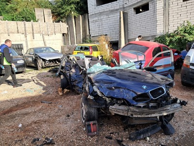 Hunedoara: Doi bărbaţi, răniţi după ce maşina în care se aflau a lovit cinci maşini parcate / Victimele au fost descarcerate