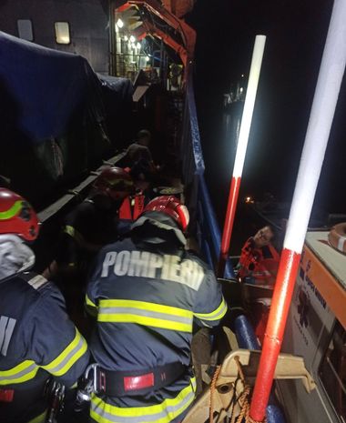 Intervenţie pe Dunăre pentru extragerea a şase marinari din buncărul unei nave / Victimele, cetăţeni străini, erau inconştiente la sosirea echipajelor / Cel mai probabil s-au intoxicat cu gazele produse de o motopompă