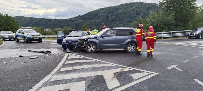 Încă un accident pe DN 7, în judeţul Sibiu  - Trei maşini s-au ciocnit, trei persoane fiind rănite / Valorile de trafic în zonă sunt reduse, circulaţia fiind blocată complet în judeţul Vâlcea

