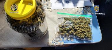 Şapte persoane suspectate de trafic de droguri, arestate / Unul dintre suspecţi a încercat să fugă cu maşina, avariind o autospecială de Poliţie / Drogurile, vândute cu sume cuprinse între 250 de lei şi 3.950 de lei