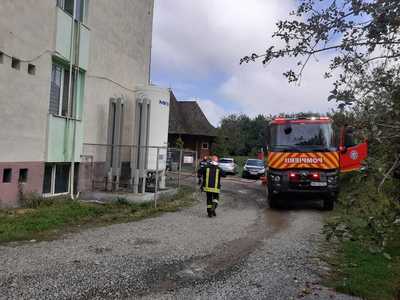 Intervenţie a pompierilor la Spitalul Orăşenesc Huedin, unde s-au raportat degajări de fum la nivelul canalizării şi a tubulaturii de aerisire / Trei pacienţi, mutaţi preventiv