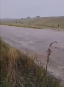 Tulcea: Două persoane, aflate într-o maşină, au fost surprinse de o viitură pe DN 22D, în zona localităţii Horia / Adâncimea apei era de un metru - VIDEO
