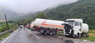 Ciocnire între o cisternă încărcată cu GPL şi un autotren, pe DN 7: Cisterna ar fi intrat pe contrases şi a lovit TIR-ul / Cisterna ar aparţine firmei care deţinea instalaţia GPL care a explodat la Crevedia