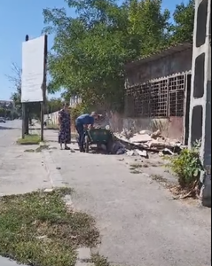 O femeie din Craiova, amendată cu 30.000 de lei pentru că a aruncat deşeuri provenite din construcţii pe domeniul public / Femeia şi muncitorii, filmaţi când aruncau gunoaiele – VIDEO
