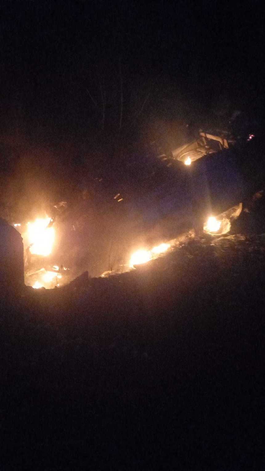 Bistriţa-Năsăud: O maşină a lovit un cap de pod, apoi a luat foc / Atoturismul a explodat / Şoferul a reuşit să iasă, fiind rănit uşor

