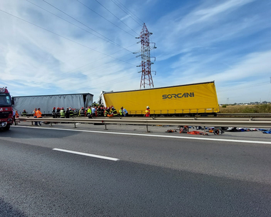UPDATE - Accident în care au fost implicate două autotrenuri şi două autoturisme, pe A1, în apropiere de Bucureşti. Accesul la victime este dificil/ Autovehicul prins între TIR-uri, probabil de 8+1 locuri/ Cinci persoane, decedate - FOTO