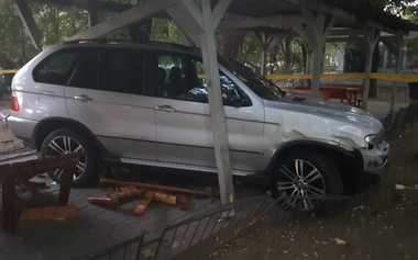 Un autoturism a ajuns într-un foişor destinat amatorilor de şah, în Sectorul 6 al Capitalei/ Şoferul este căutat - FOTO