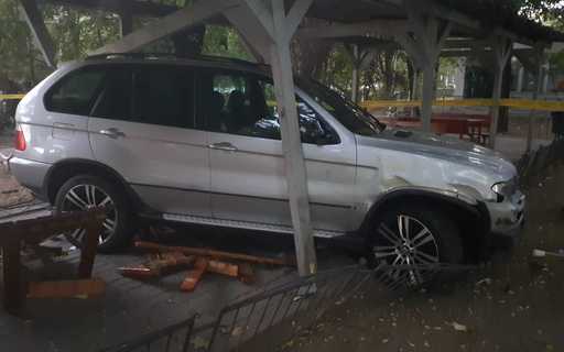 Un autoturism a ajuns într-un foişor destinat amatorilor de şah, în Sectorul 6 al Capitalei/ Şoferul este căutat - FOTO