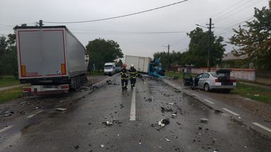 UPDATE - Neamt: Trei persoane au rămas încarcerate, după ce o maşină, două autoutilitare şi un TIR s-au ciocnit / O fată de 16 ani a fost declarată decedată / Patru persoane, transportate la spital / Cum s-a produs accidentul 

