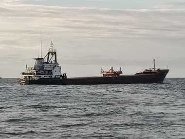 UPDATE - Explozie la bordul unei nave aflate în zona Sulina. Echipajul, preluat şi adus în siguranţă în port / Precizările Agenţiei de Salvare a Vieţii Omeneşti pe Mare/ Navigaţia pe braţul Sulina nu e afectată / Anunţul MApN - FOTO, VIDEO
