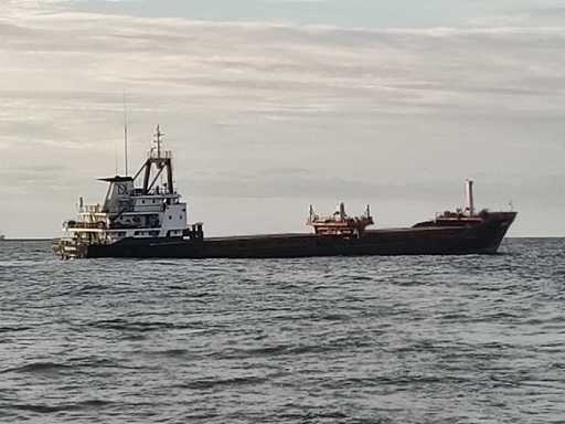 UPDATE - Explozie la bordul unei nave aflate în zona Sulina. Echipajul, preluat şi adus în siguranţă în port / Precizările Agenţiei de Salvare a Vieţii Omeneşti pe Mare/ Navigaţia pe braţul Sulina nu e afectată / Anunţul MApN - FOTO, VIDEO
